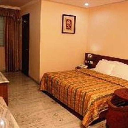 Hotel Grand Seasons Kochi Esterno foto