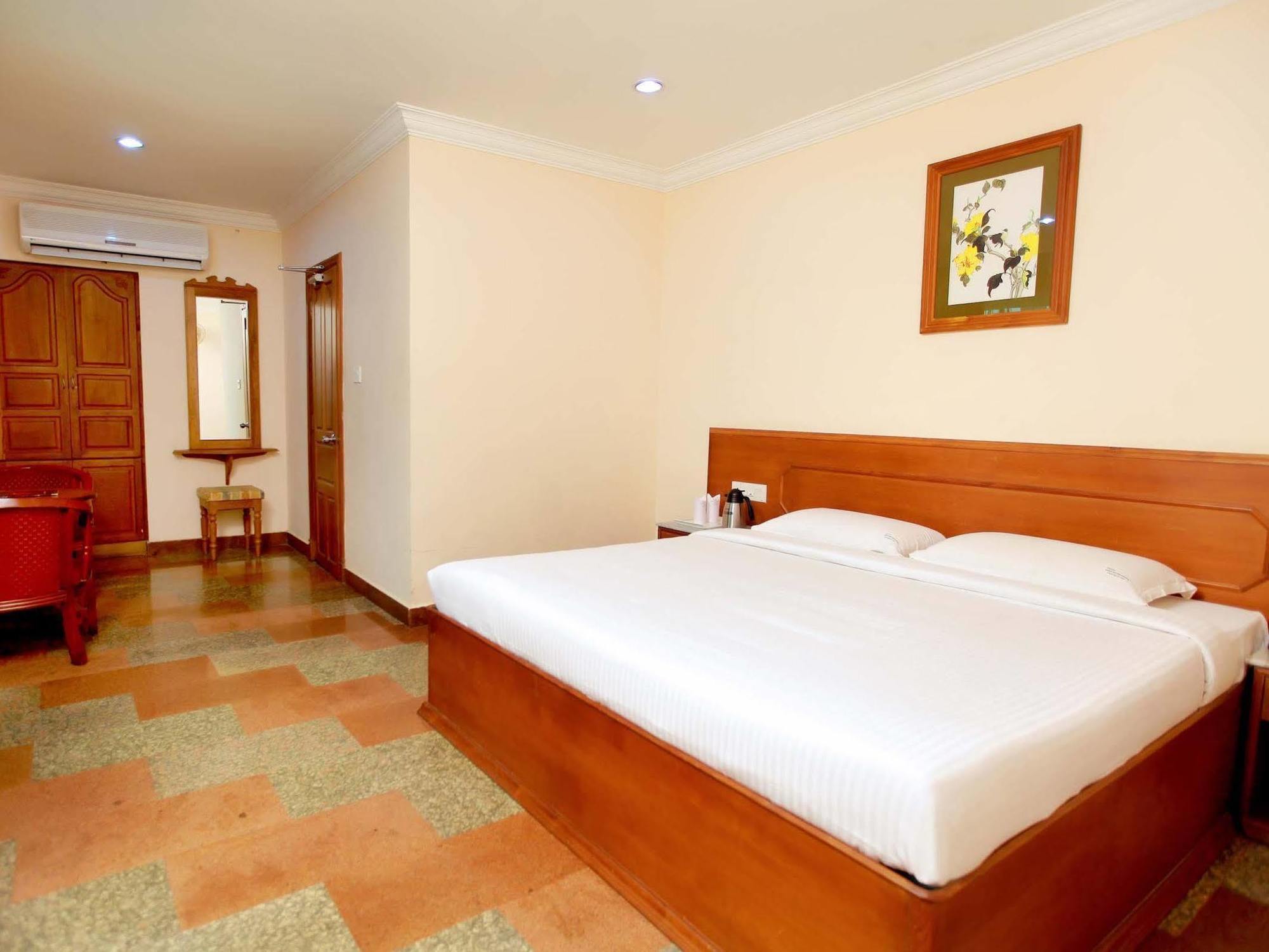 Hotel Grand Seasons Kochi Esterno foto